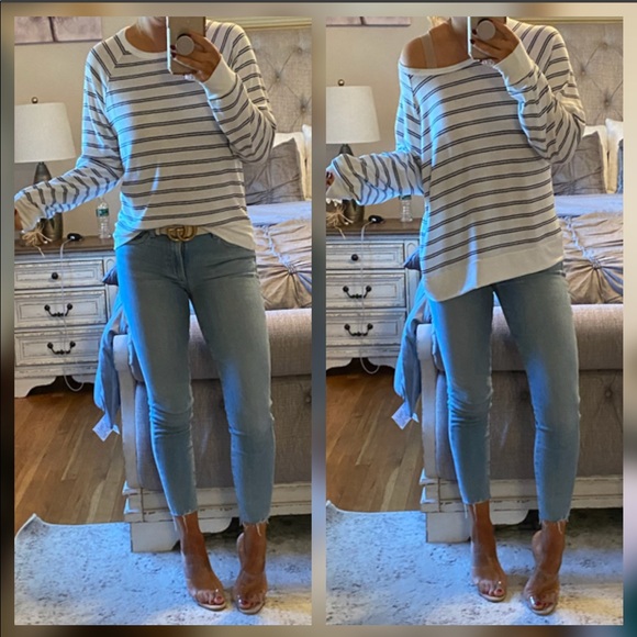 Tops - New♥️Soft navy/ivory striped top